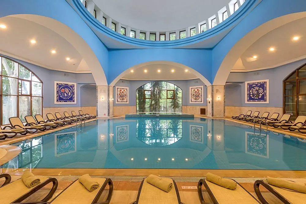 استخر سربسته هتل سواندور توپکاپی پالاس آنتالیا